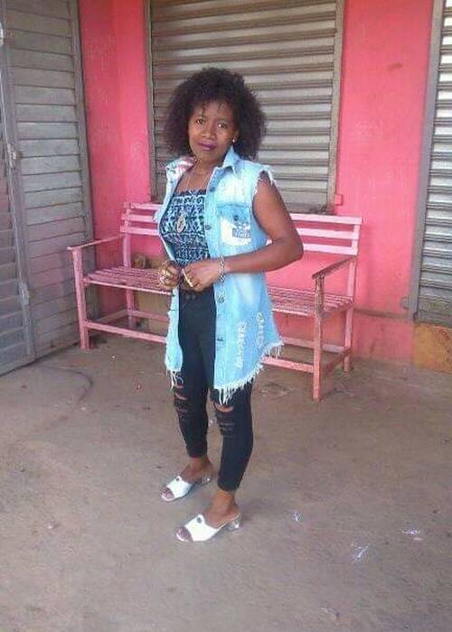 Femme mince noir simple