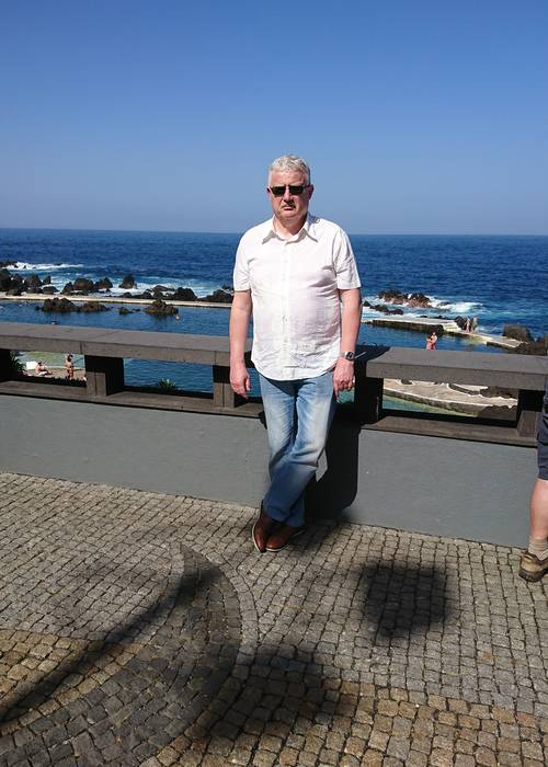 Je recherche une femme avec de grosses fesses et des hanches larg...