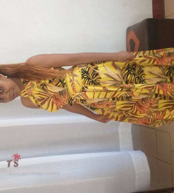 Une fille simple et souriante