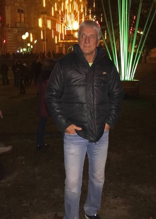 Homme mûr attentionné généreux pour' jeune femme 