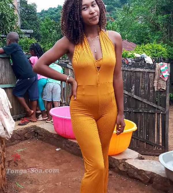 Jeune femme souriante recherche un homme serieux 