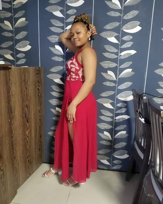 Je suis une femme souriante simple 
