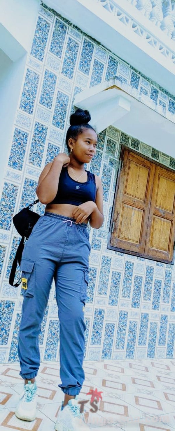 Une jeune femme cherche complicité et tendresse
