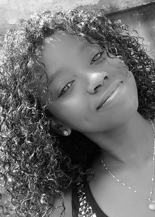 Femme sérieuse qui est à la recherche de son futur mari