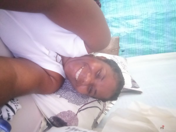 Mère de deux filles, recherche partenaire solide et sincère