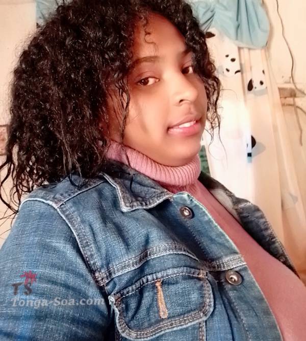 Femme seule qui cherche la complicité en amour