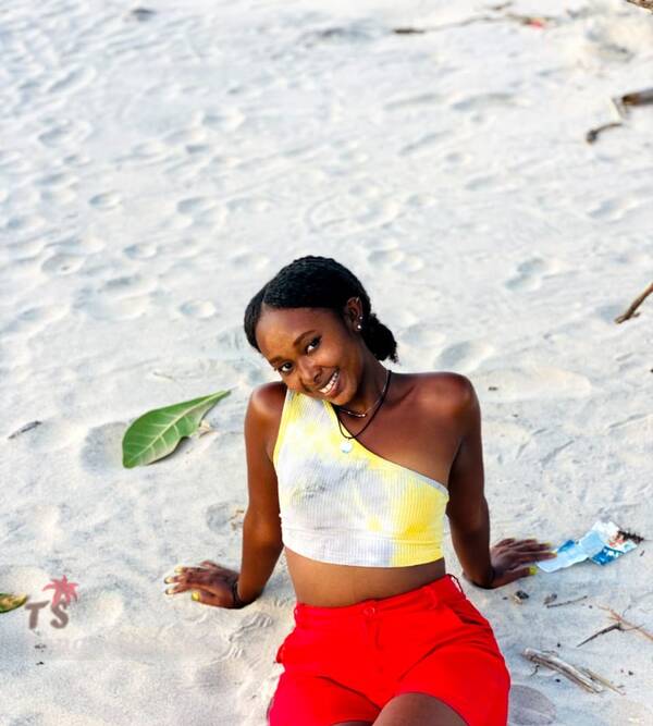 Une fille simple sourient