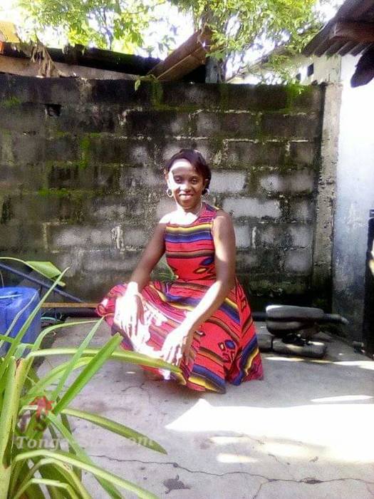 Femme souriante simple
