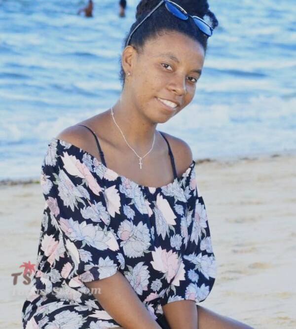 Bonjour de ampanefena ! j'ai 28 ans, je suis une femme noire, mam...