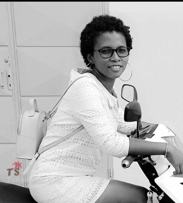 Petit oiseau sentimental cherche abri dans cage thoracique, près ...