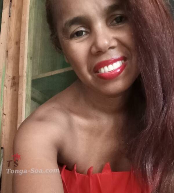 Une belle jeune femme sincère