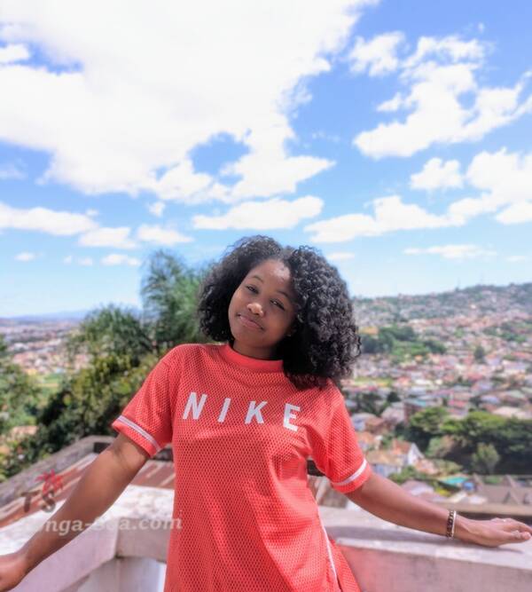 Cherche main tendre pour apprendre les secrets du première amour