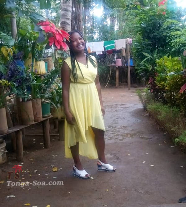 Jeune fille sympa pour le mariage 