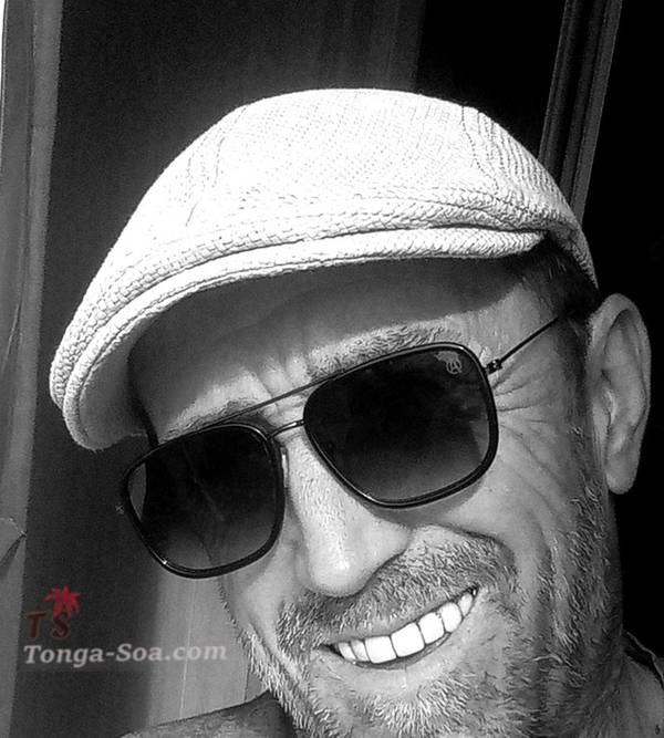 Bel homme éduqué, sympa, souriant et bon vivant...