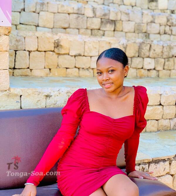Une petite femme a la recherche de son grand amour