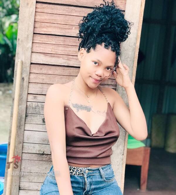 Douceur tana : 21 ans, à la recherche d'une nouvelle vie et amour