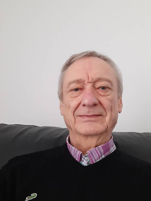 Bel homme sincère motivé élégant gentil aimant