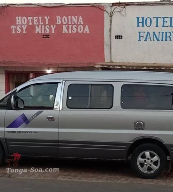 Location d'une magnifique starex 10 places tres spacieuse et conf...