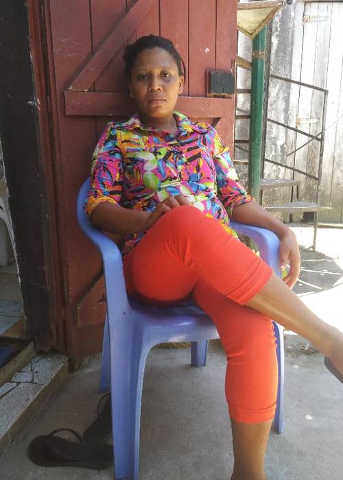 Une belle fille affectueuse--cherche un homme qui comble mn bonhe...
