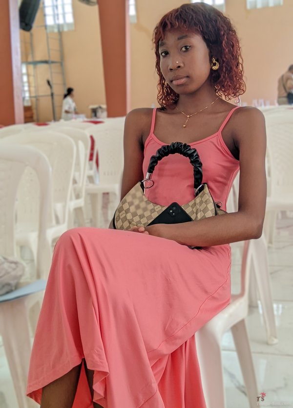 Jeune femme sérieuse, cherche une relation sincère