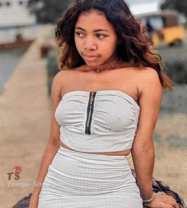 Jeune femme a la recherche de son amoureux