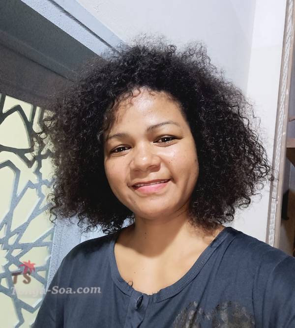 Femme souriante, avec un coeur aimante remplie d'amour