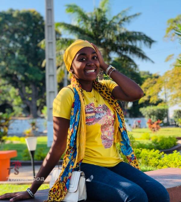 Fleur de majunga : 19 ans, teint ébène, un cœur rêveur à découvri...